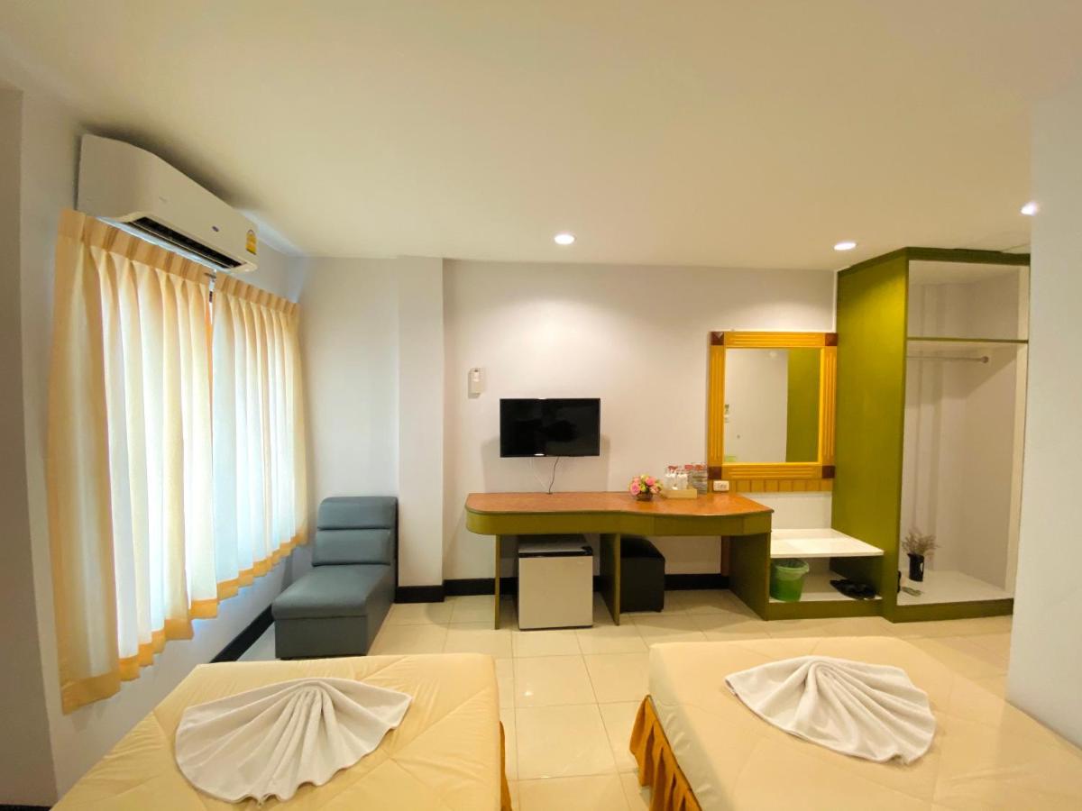Polkadot Hostel Phitsanulok Bagian luar foto