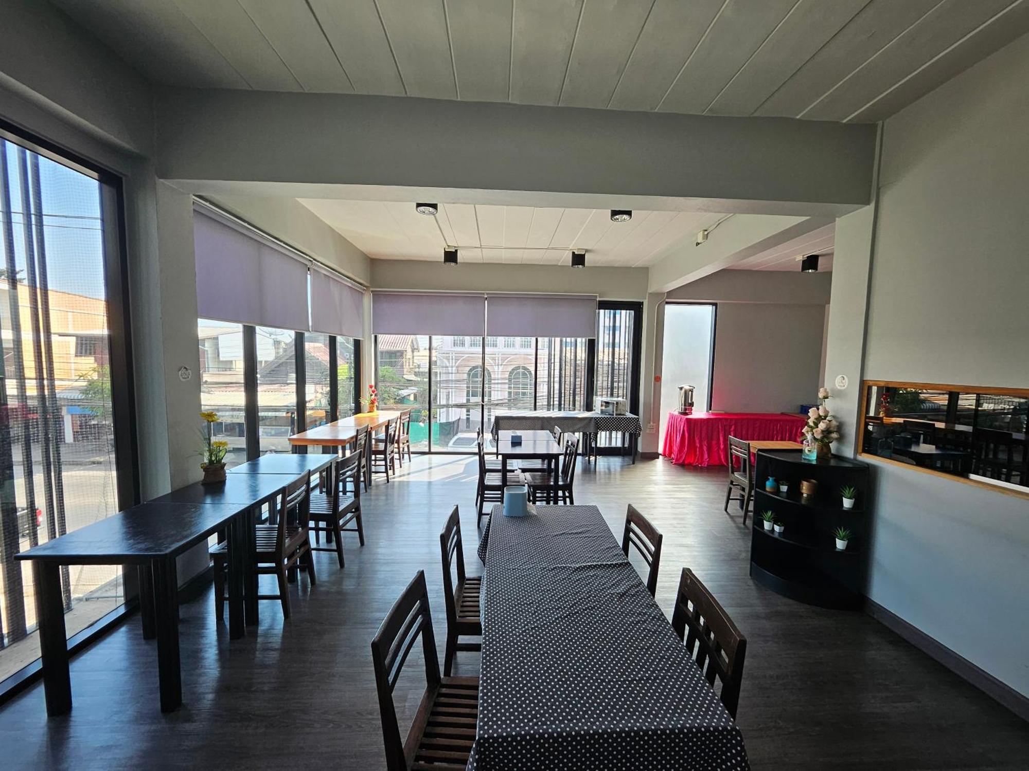 Polkadot Hostel Phitsanulok Bagian luar foto